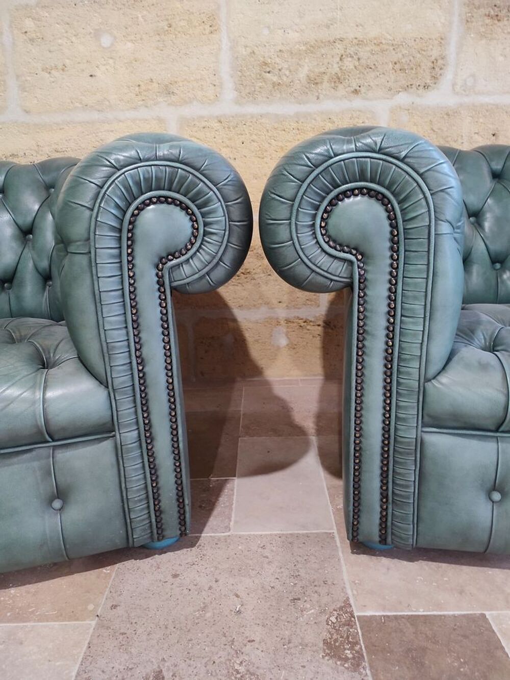 Authentique paire de fauteuils CHESTERFIELD Meubles