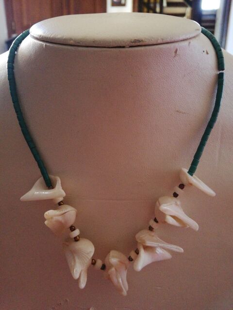 ANCIEN COLLIER coquillage blanc/turquoises/VINTAGE/ann�es 70 15 �cuisses (71)