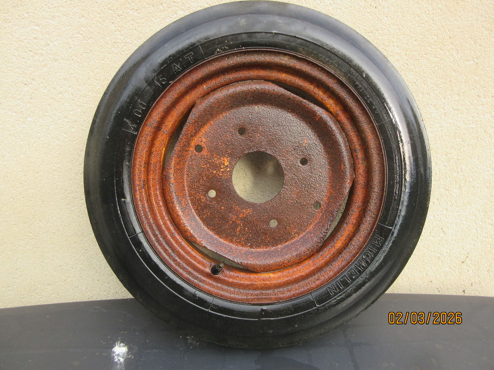 Roue compl&egrave;te arri&egrave;re de moissonneuse batteuseMassey Harris 