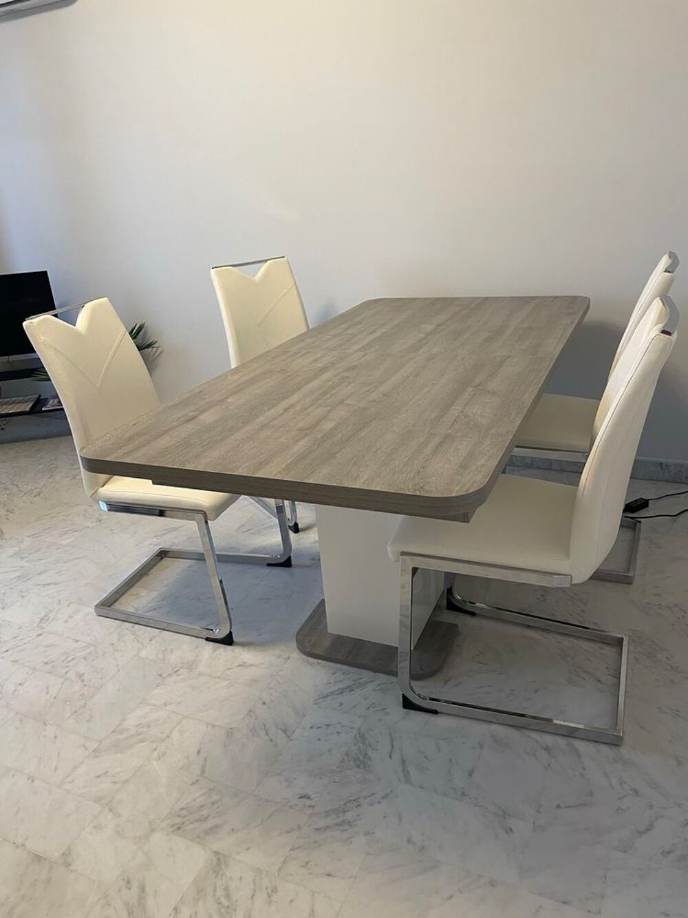 TABLE DE SALLE &agrave;€ MANGER Meubles