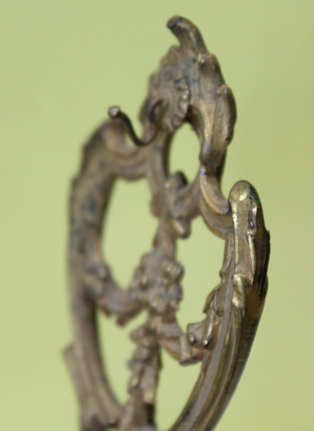 Chaise miniature Porte montre r&eacute;gule ou bronze rocaille 