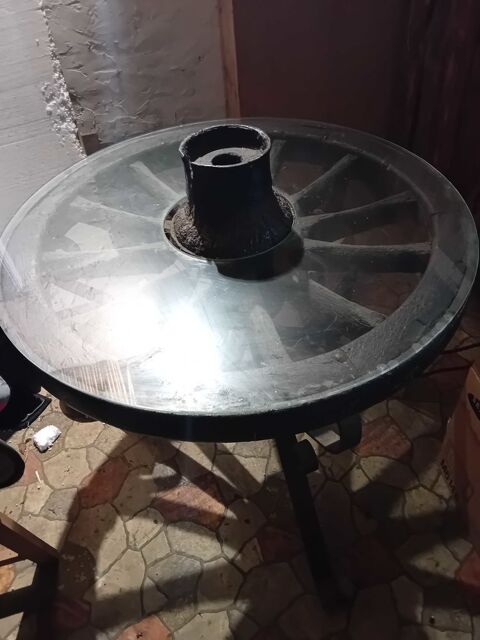 table basse .roue de caleche ,verre, pied en fer forg� 100 Hochfelden (67)