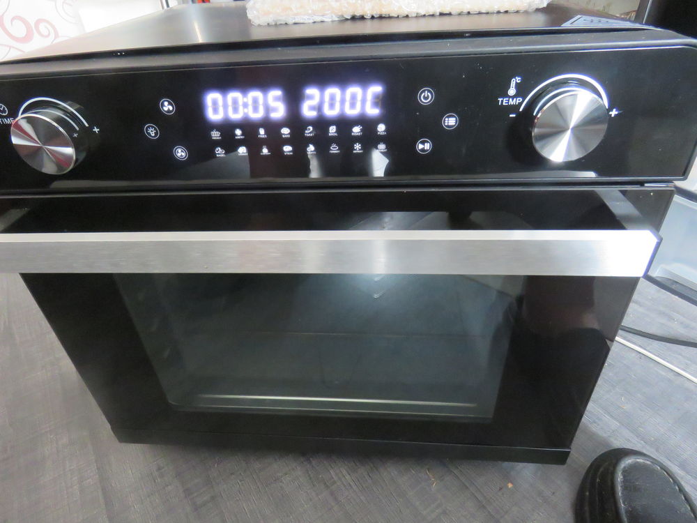 Four 34 L cuve inox commandes digitales. Programmable. Cuisine