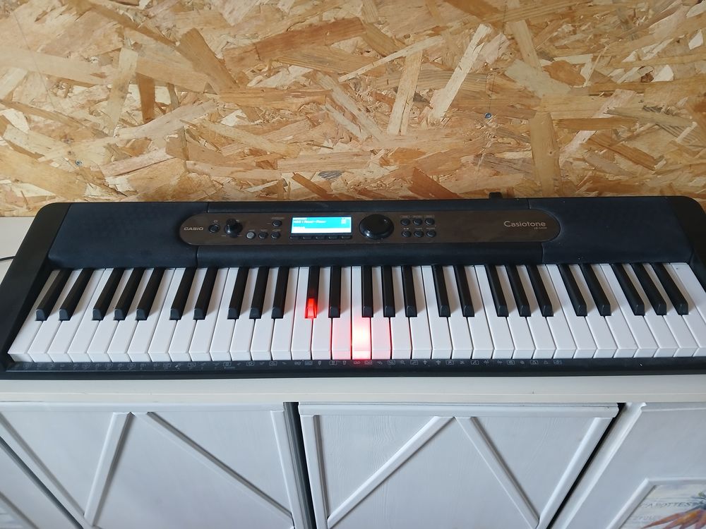 Piano &eacute;lectrique- Casio Lks450 - touches &eacute;clair&eacute;es Instruments de musique
