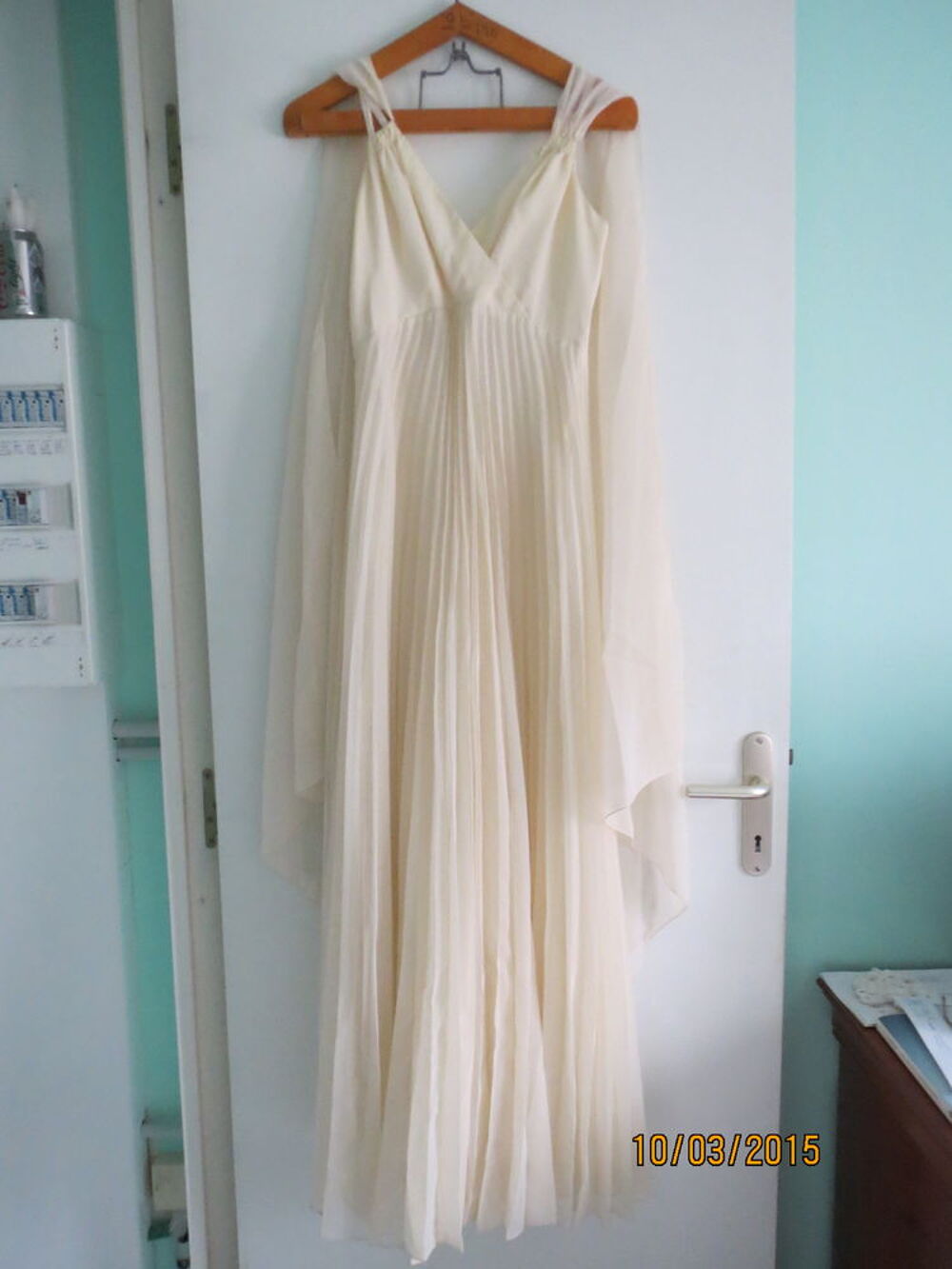 robe longue pliss&eacute;e ave c son foulard Vêtements