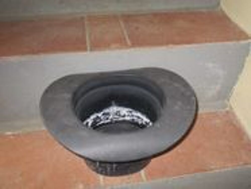 Deux chapeaux en plastique dur noir = faire offre Décoration