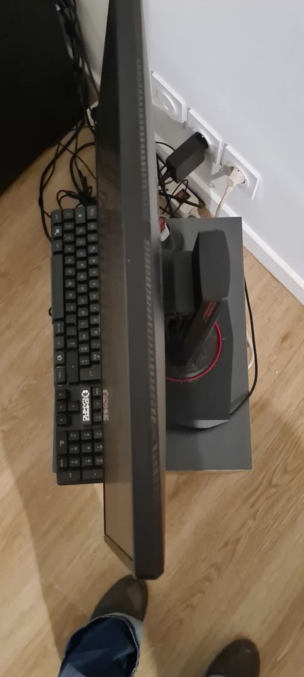 PC Gaming tr&egrave;s bonne &eacute;tat &eacute;cran plus color&eacute;es plus clavier Matériel informatique