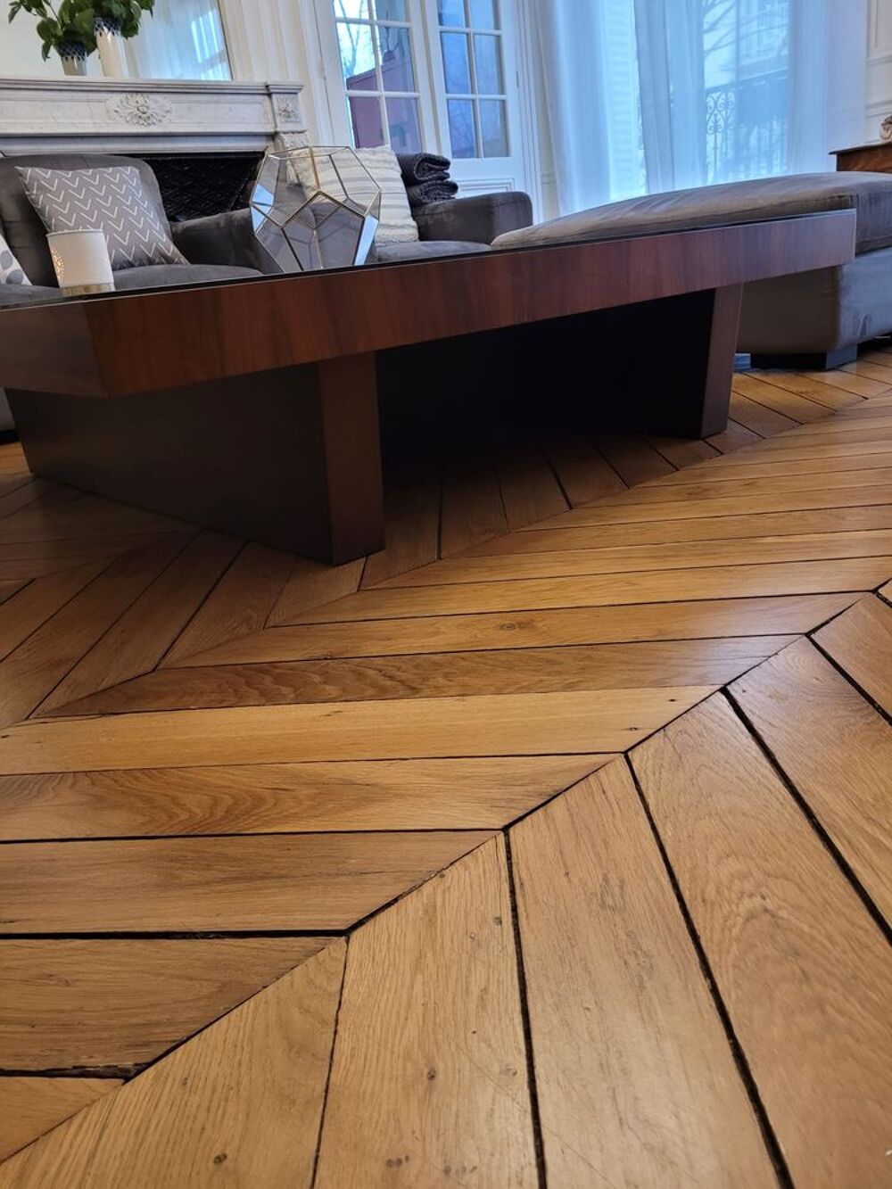 Table carr&eacute;e en bon &eacute;tat. Dimensions : 1,40 m x 1,40 m x 0,3 Meubles