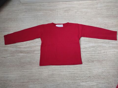 F 9 E (22) - 8 ans - Tee-shirt rouge  Placard de fille  2 Paris 13 (75)