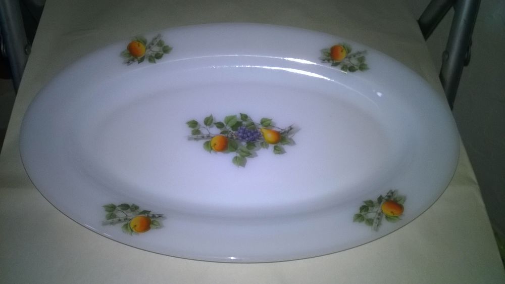 Plat service ovale 
Arcopal
1970
Quasi neuf
36 cm de lon Cuisine
