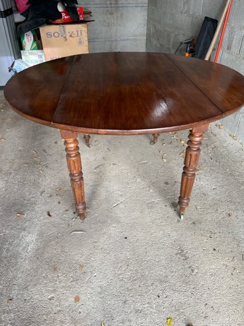 Table ronde ancienne, chne, diamtre1m30 0 Limoges (87)