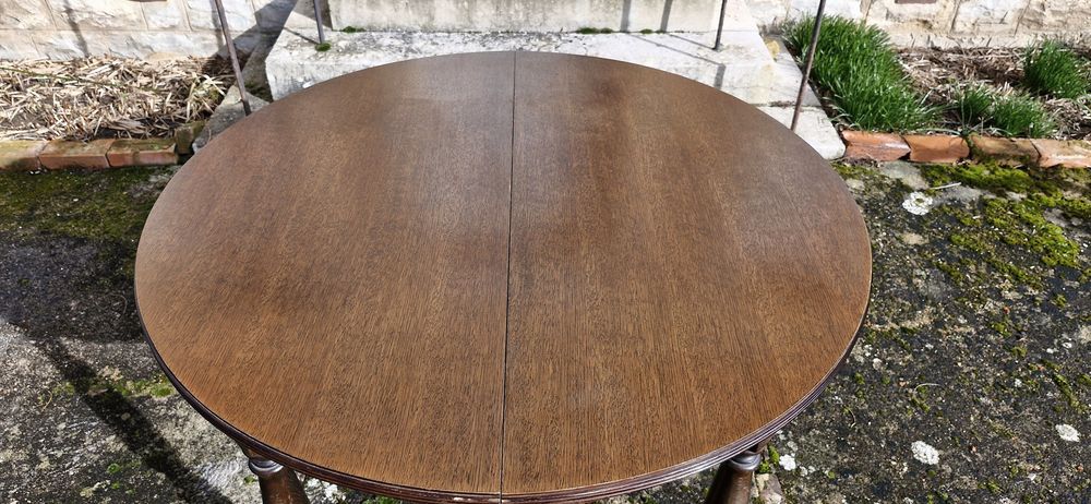 Table ronde en bois avec 1 rallonge int&eacute;gr&eacute;e
Meubles
