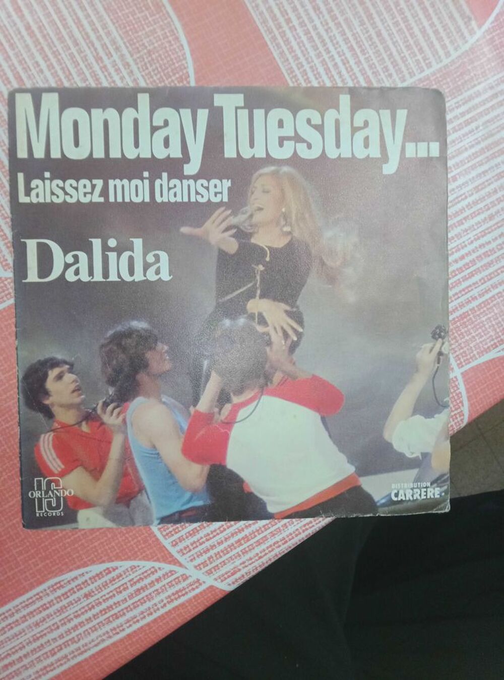 1 tourne disque de Dalida en 45 tour CD et vinyles
