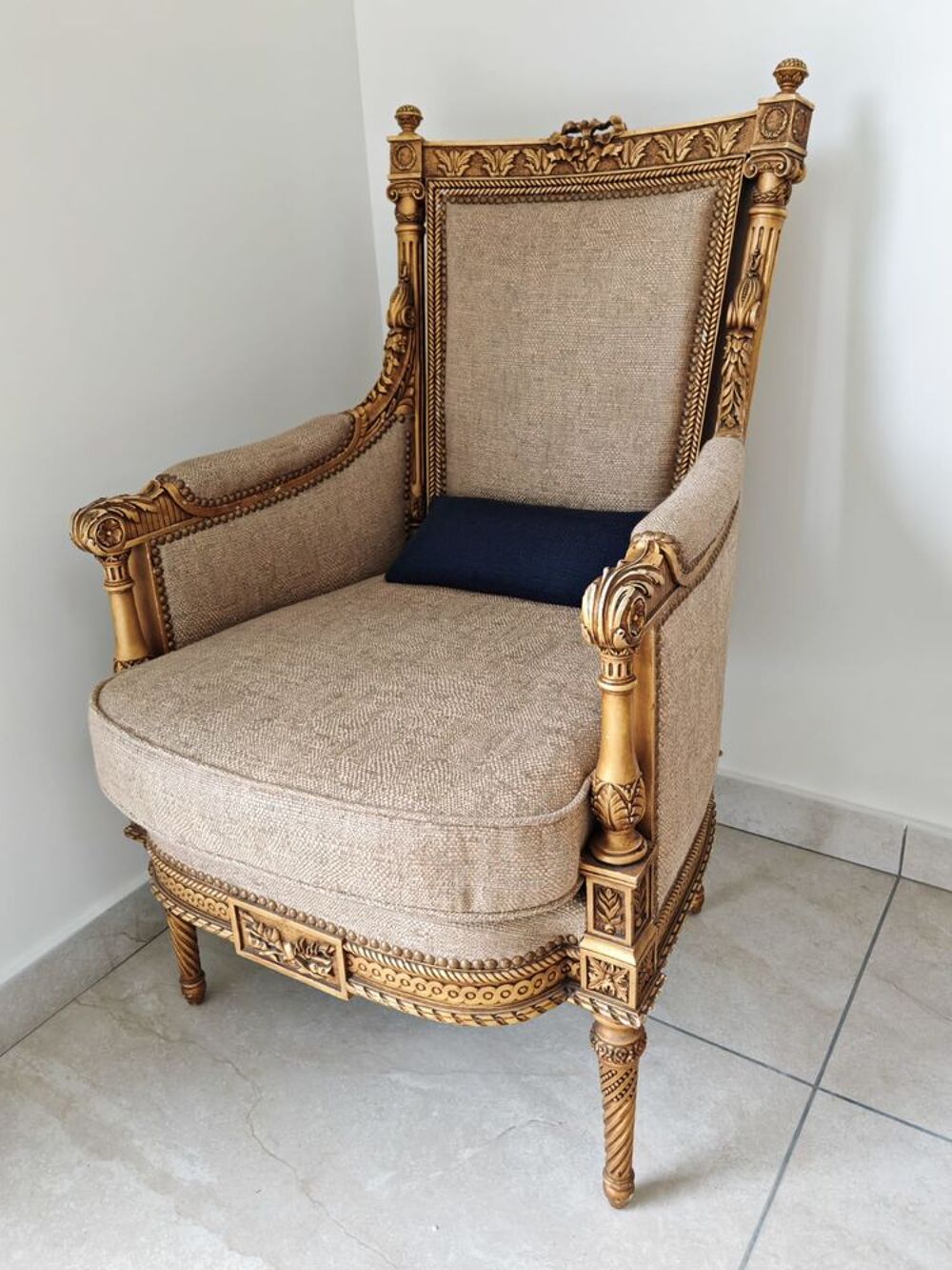 Ensemble 2 fauteuils + 1 canap&eacute; dor&eacute; style ancien Meubles