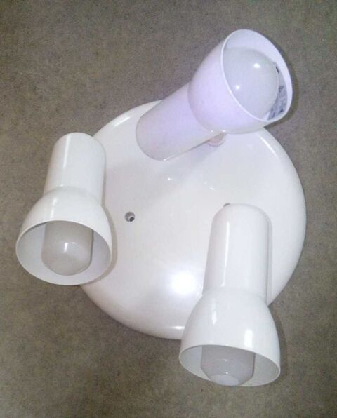 Plafonnier/mural avec lampe LED. Peux se fixer au plafond, sur le mur, salle de bain etc... Sur Amiens Rivery. 15€. Testé. 15 Amiens (80)