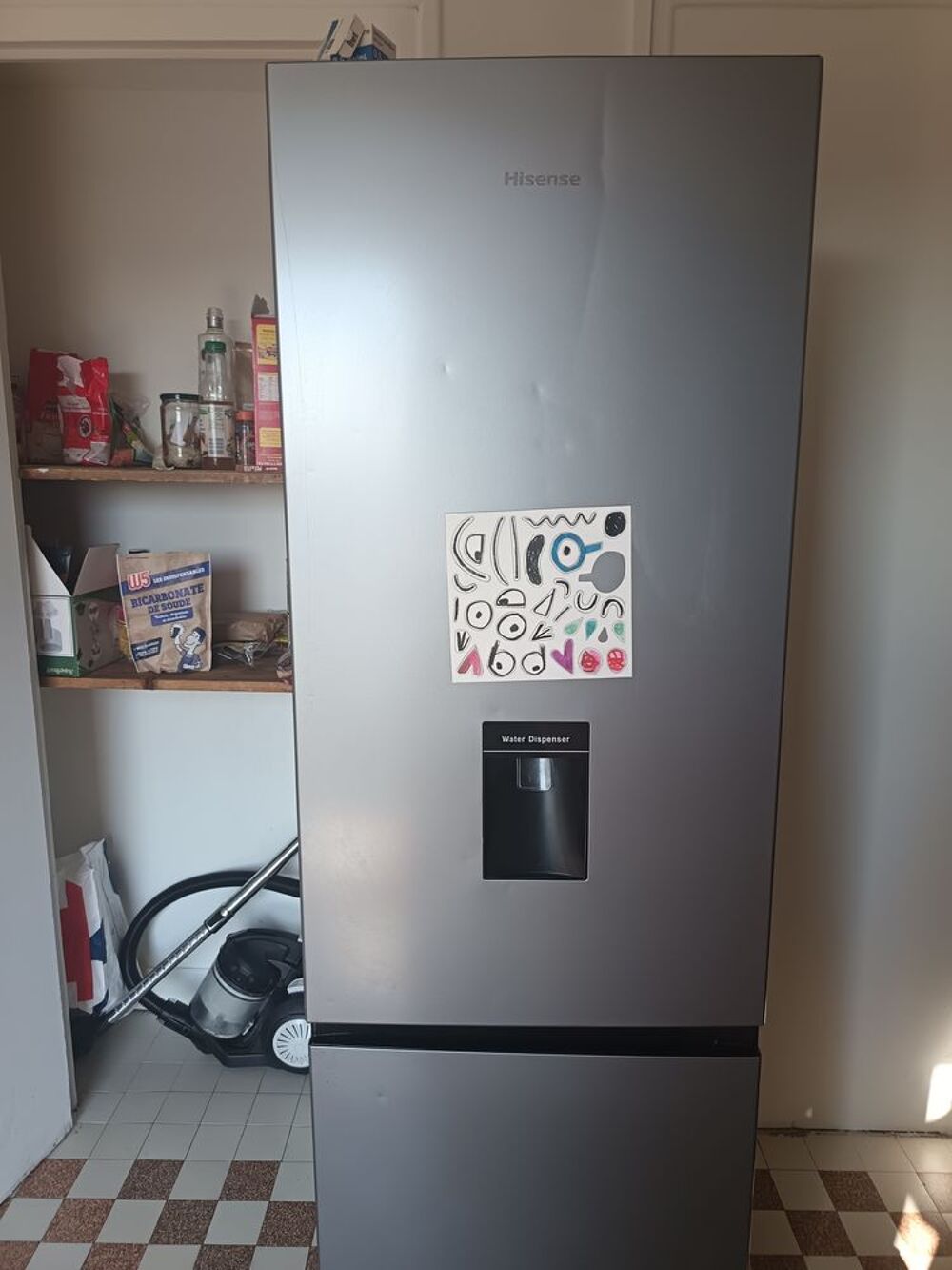 R&eacute;frig&eacute;rateur Hisense gris avec distributeur Electroménager