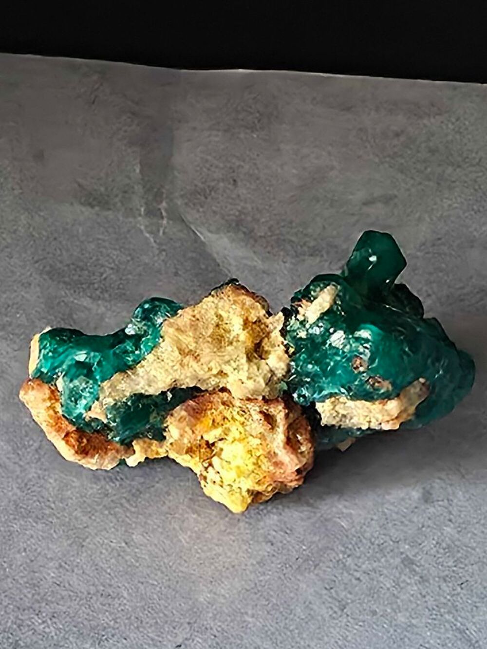 Dioptase Cristallis&eacute;e sur Matrice-Splendide Vert Emeraude du Katanga (10g) 