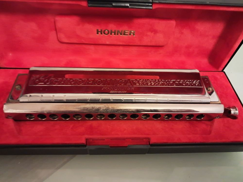 A saisir 2 harmonicats de marque Instruments de musique