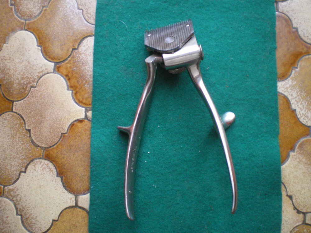 Tondeuse &agrave; main de coiffeur ancienne. 
