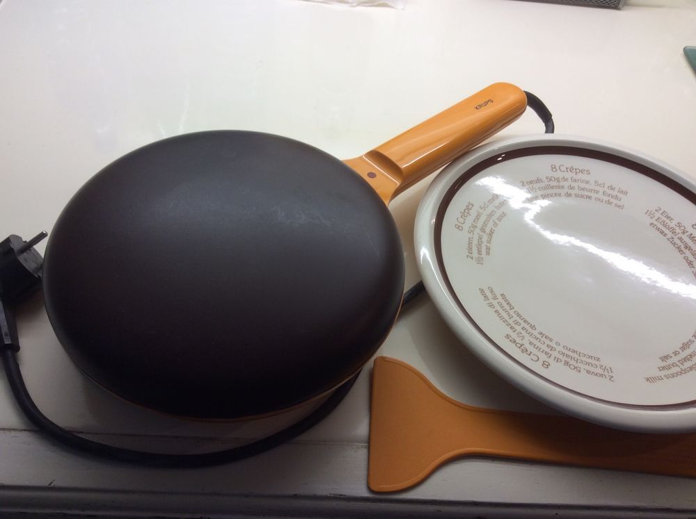 Cr&ecirc;pi&egrave;re avec son assiette et sa spatule Krups Electromnager