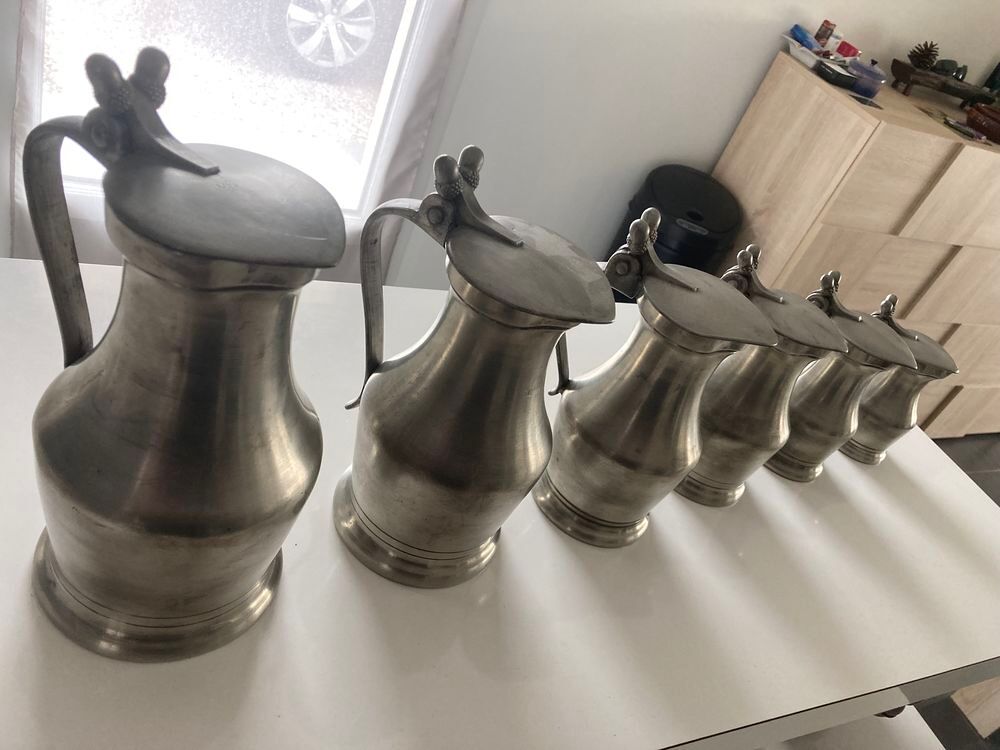 S&eacute;rie de 6 pichets en &eacute;tain Décoration