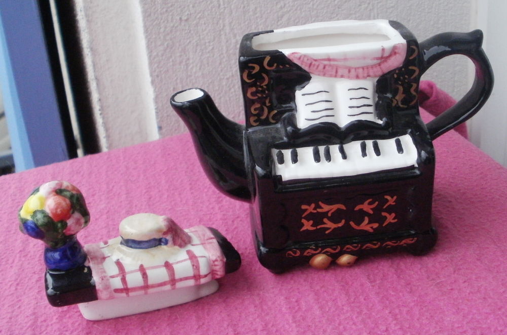 THEIERE miniature en c&eacute;ramique en forme de piano Décoration