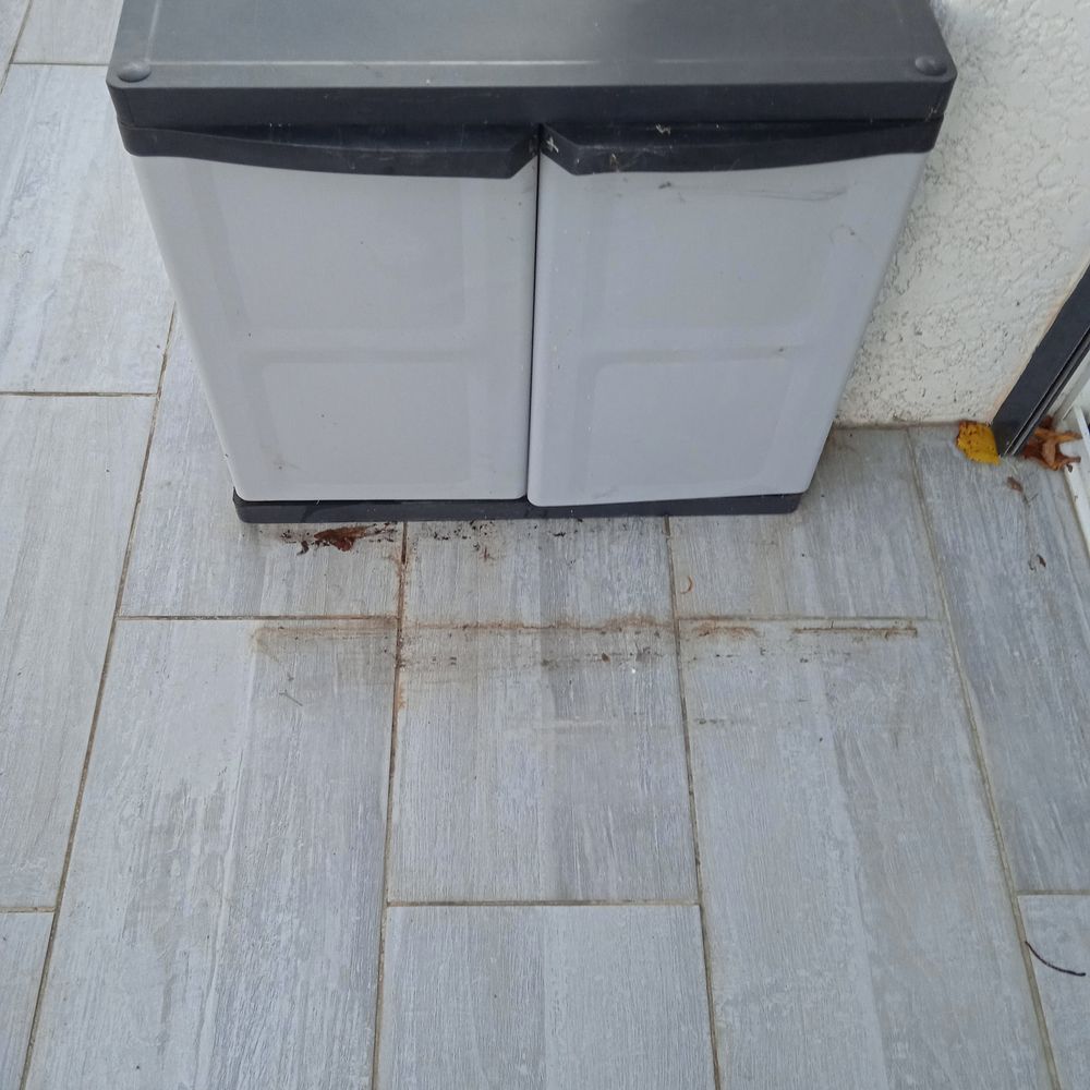 Meuble de rangement en PVC en bon &eacute;tat de fonctionnement. 64 Meubles