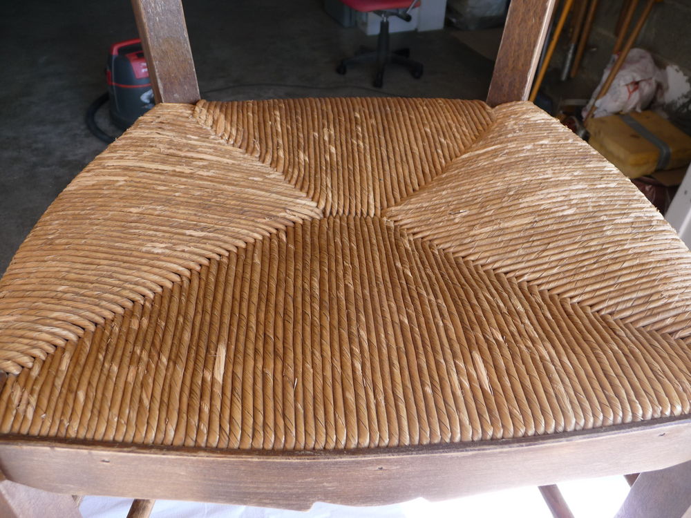 TROIS CHAISES PAILLEES Meubles