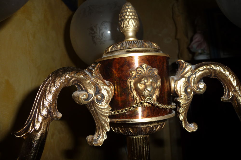 LAMPADAIRE EN BRONZE DORE
style Empire - t&ecirc;tes de lion
Décoration
