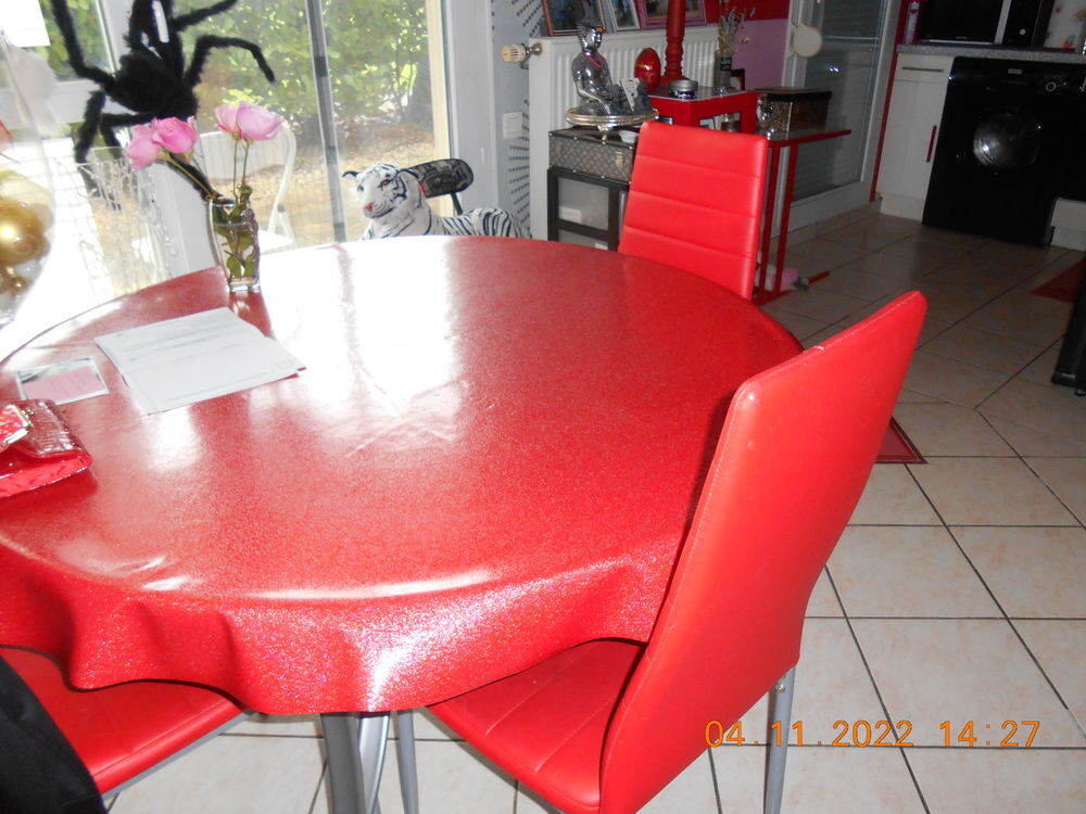 TABLE + CHAISES Meubles