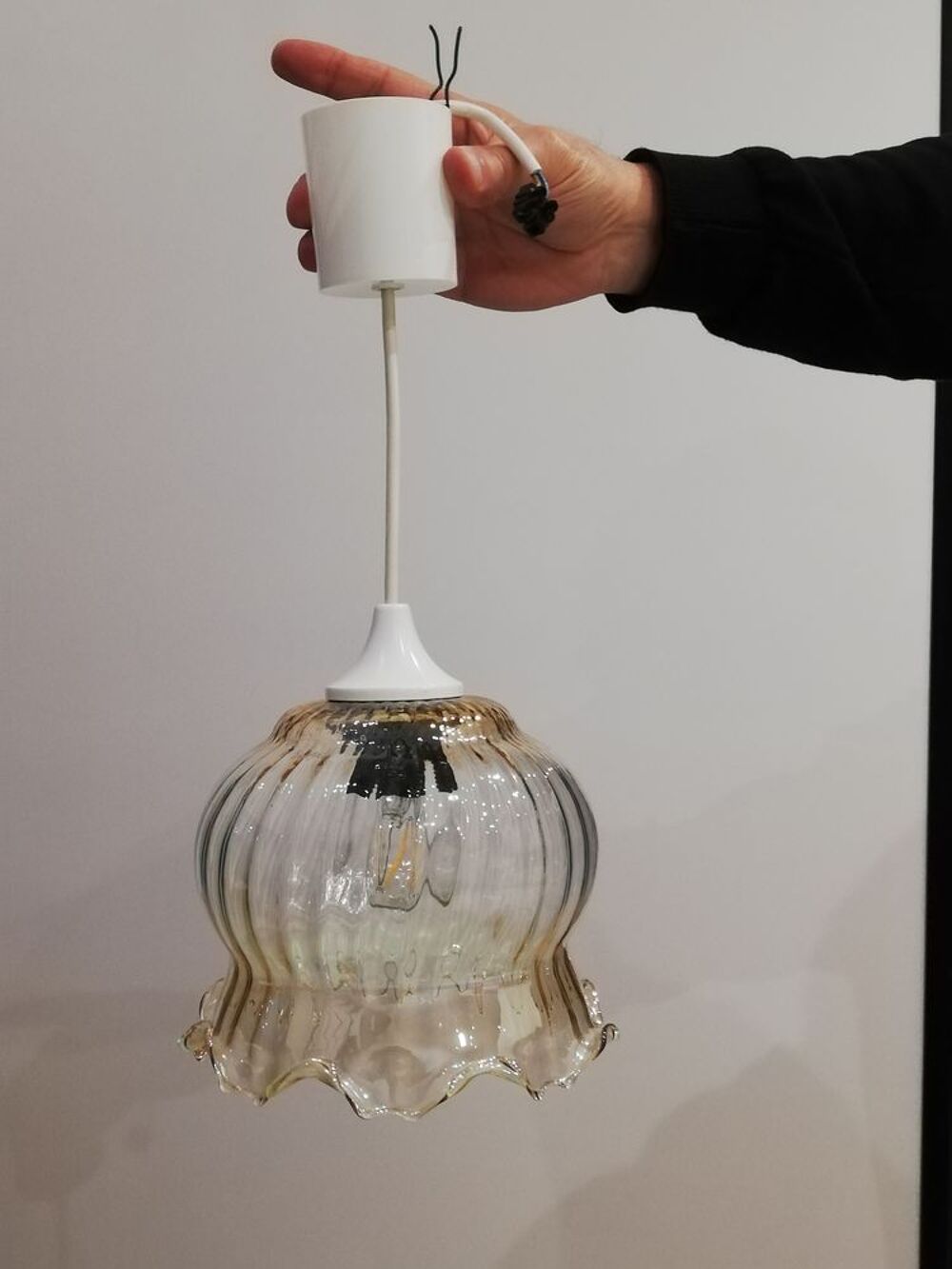 Suspension globe vintage en verre ambr&eacute; Décoration