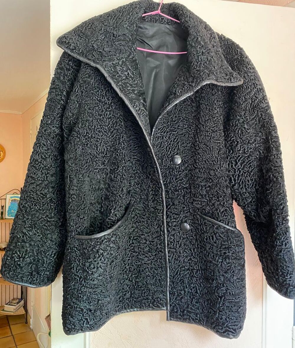 manteau en astrakan 
Vêtements