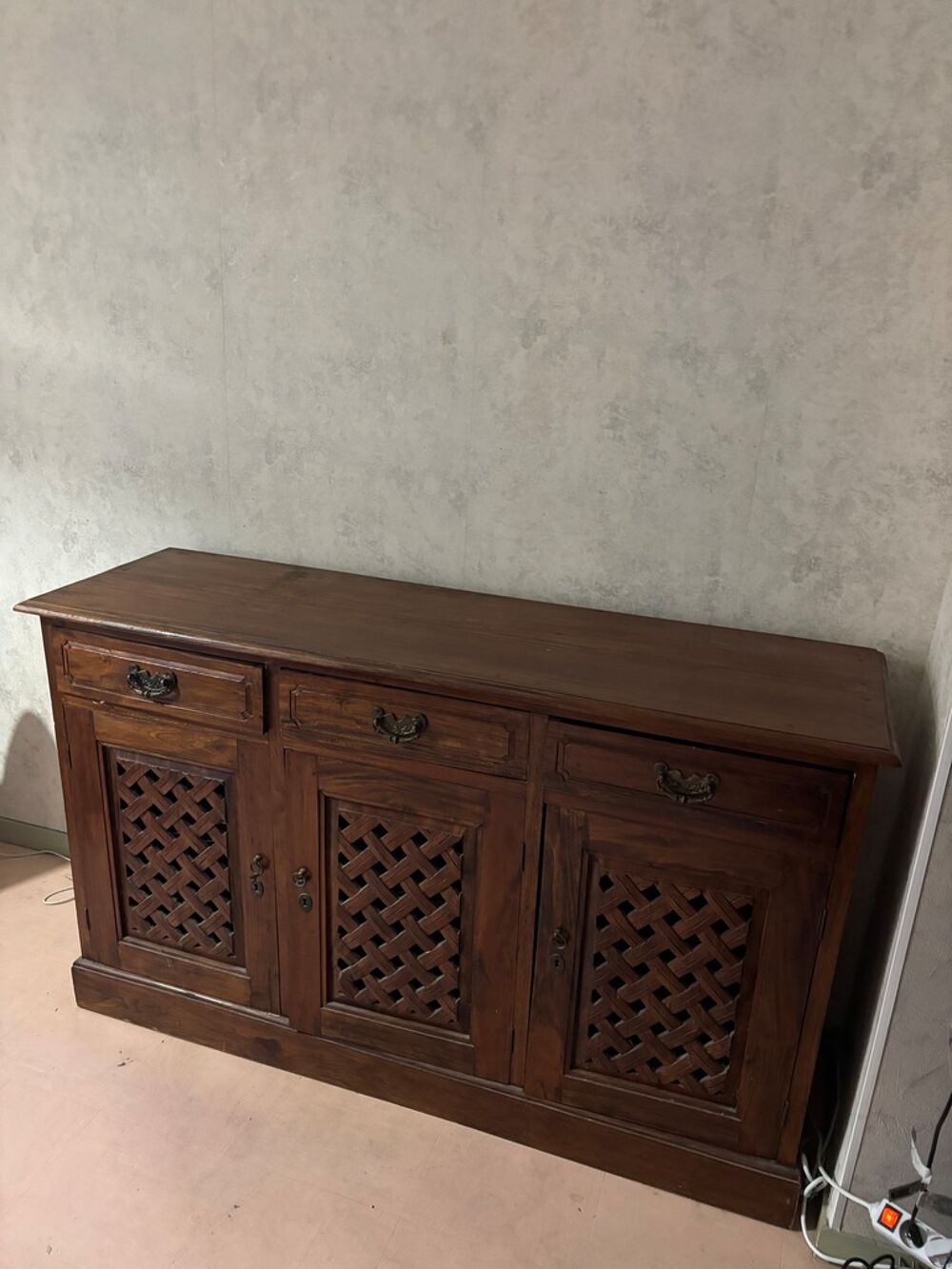 Buffet en bois fonc&eacute; ACAJOU trois tiroirs trois portes Meubles