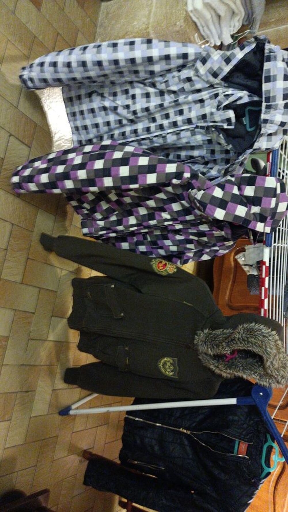 ,3 lots v&ecirc;tements, tr&egrave;s bon &eacute;tat, 
50€ le lot Vêtements