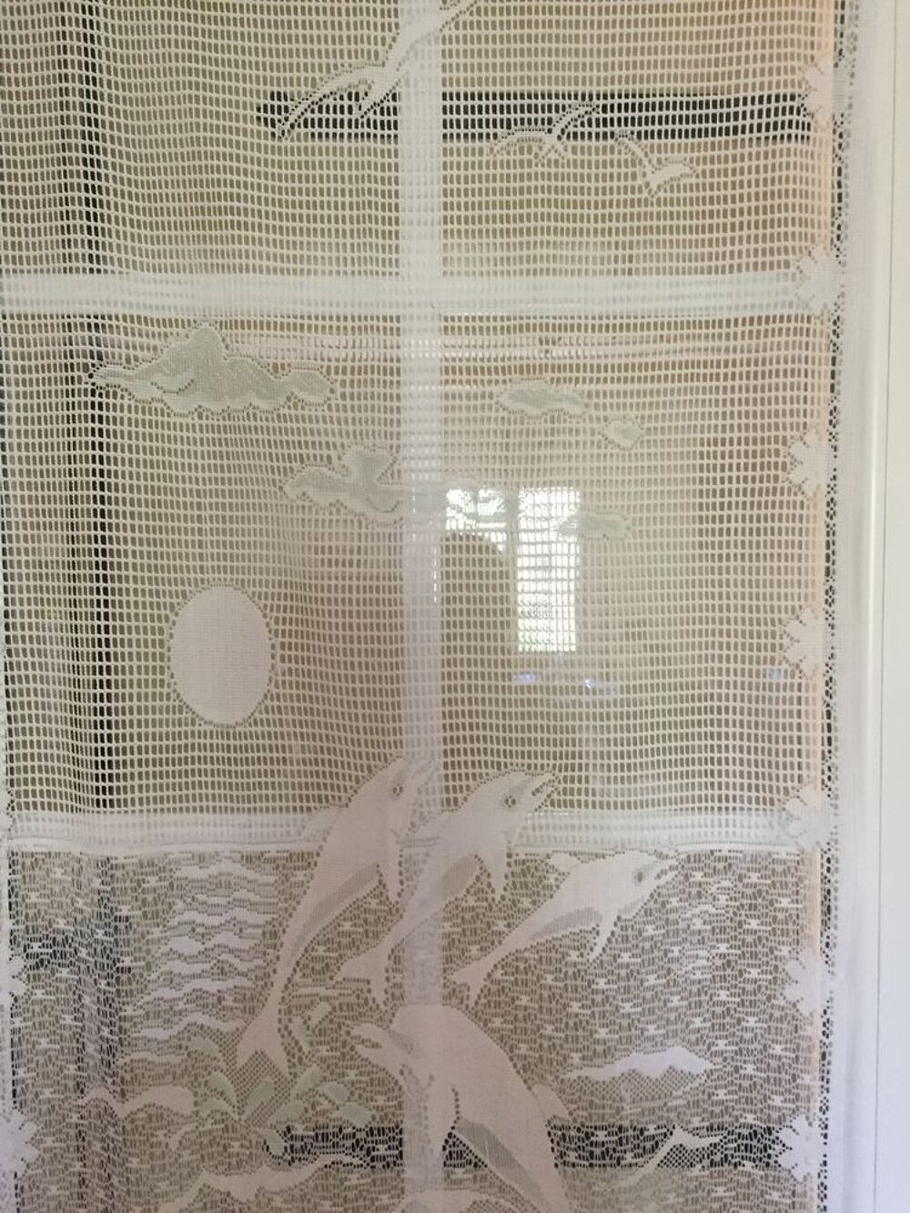 Un rideau blanc ayant comme motifs des dauphins Dcoration