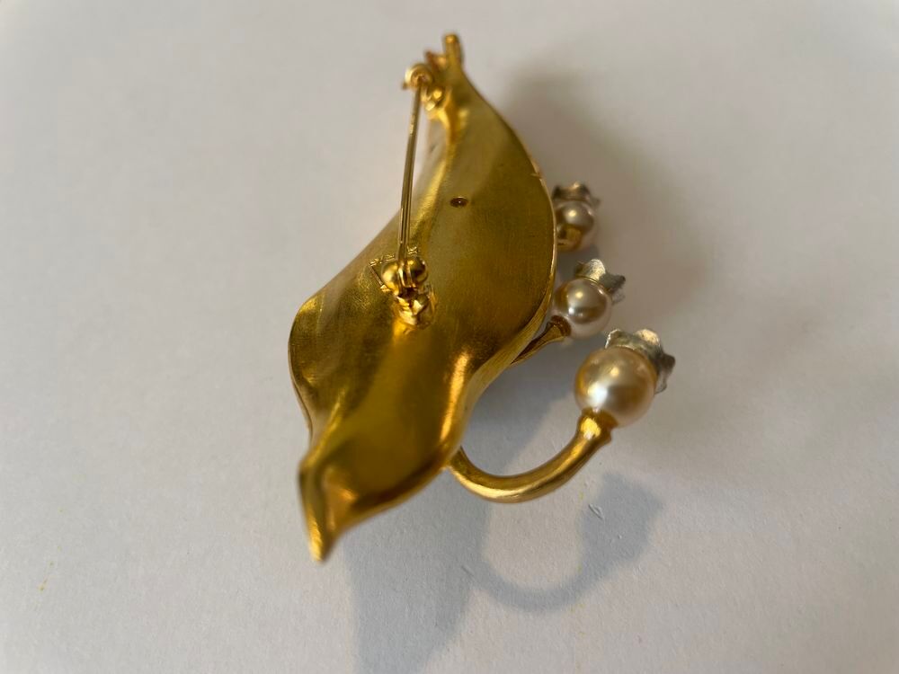 Broche Muguet fleurs + feuille &eacute;maill&eacute;e ANTIGONA Bijoux et montres