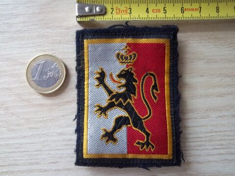 écusson militaire à crochets 8 éme division infanterie 4 Valognes (50)