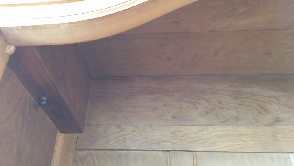 Armoire &agrave; glace &agrave; chapiteau d&eacute;cor&eacute; Meubles