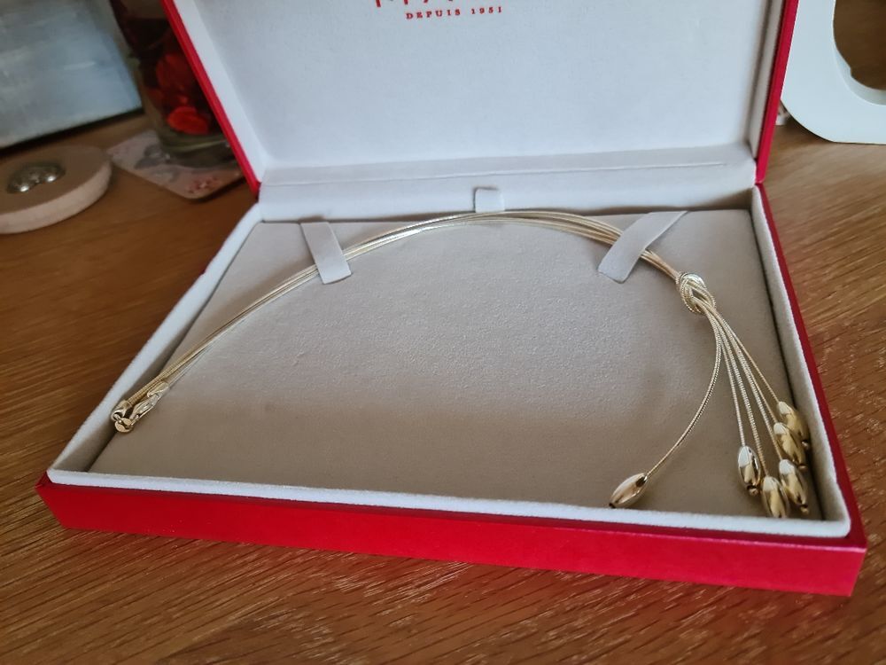 Tr&egrave;s joli collier en argent neuf dans bo&icirc;tier Bijoux et montres