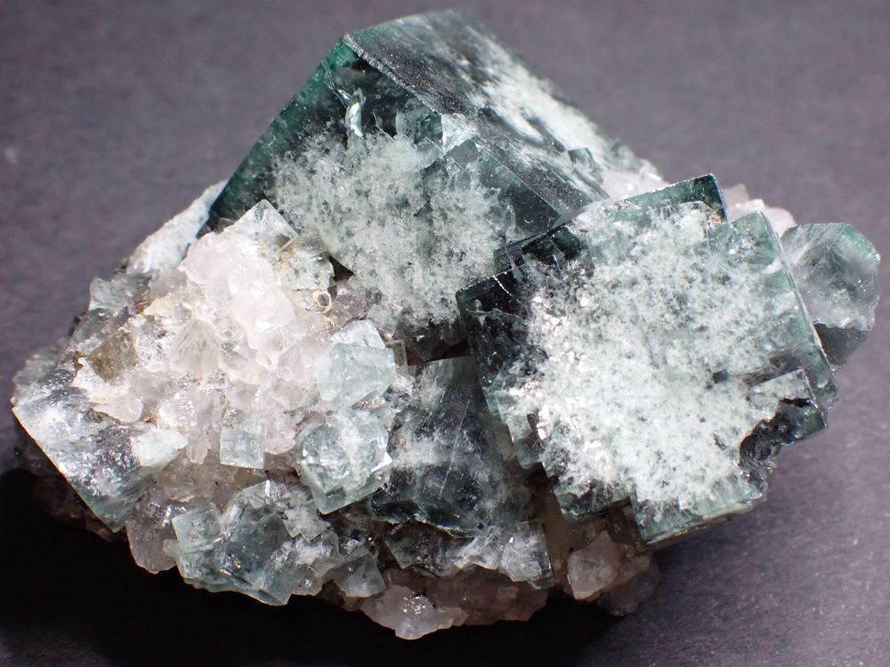 Fluorite verte/bleue vive fluorescence sous UV longs Mine Ro 