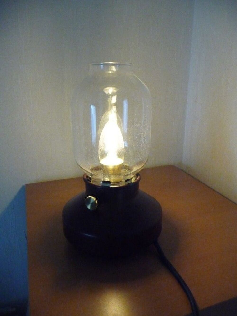Lampe &agrave; poser bordeaux et son ampoule Décoration