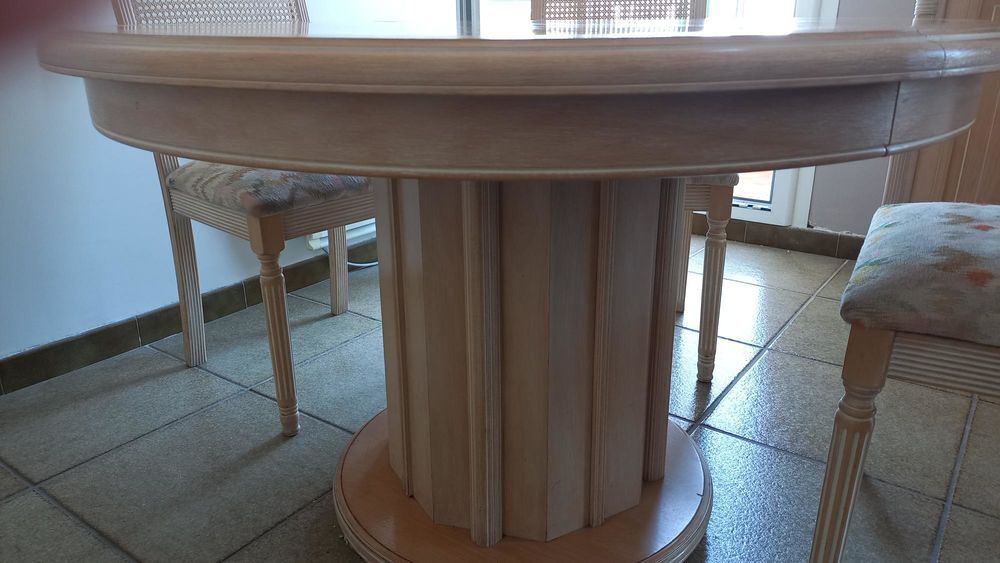 Meubles de salle &agrave; manger: buffet, table ronde et chaises Meubles