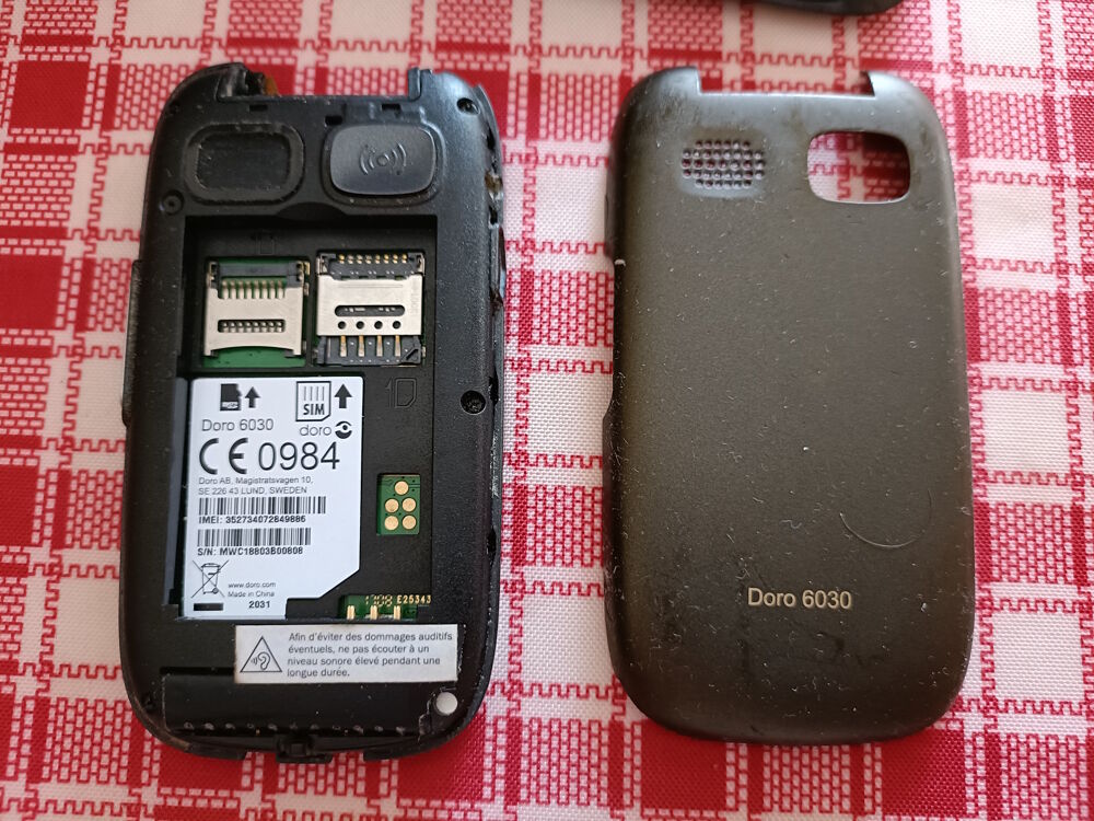 T&eacute;l&eacute;phone mobile Doro 6030 GRIS POUR PIECES AVEC SON CHARGEU Téléphones et tablettes