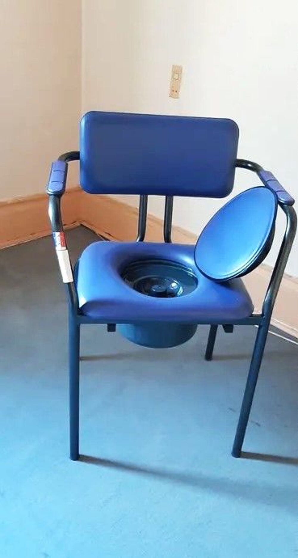CHAISE POT GARDE ROBE NEUVE JAMAIS UTILISEE Meubles