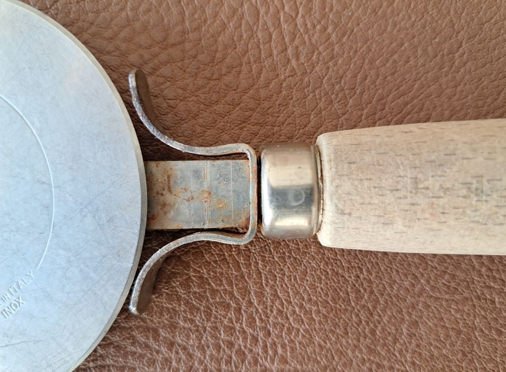 lot de 2 roulette &agrave; p&acirc;tes pizza en inox et manche en bois 
Cuisine