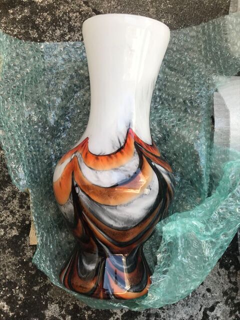 vase  jolies couleurs pour 20 eur a venir chercher sur place Draveil (91)