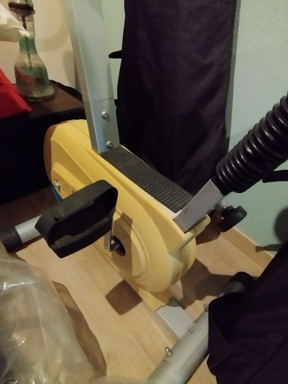 V&eacute;lo d'appartement jaune et noir Sports