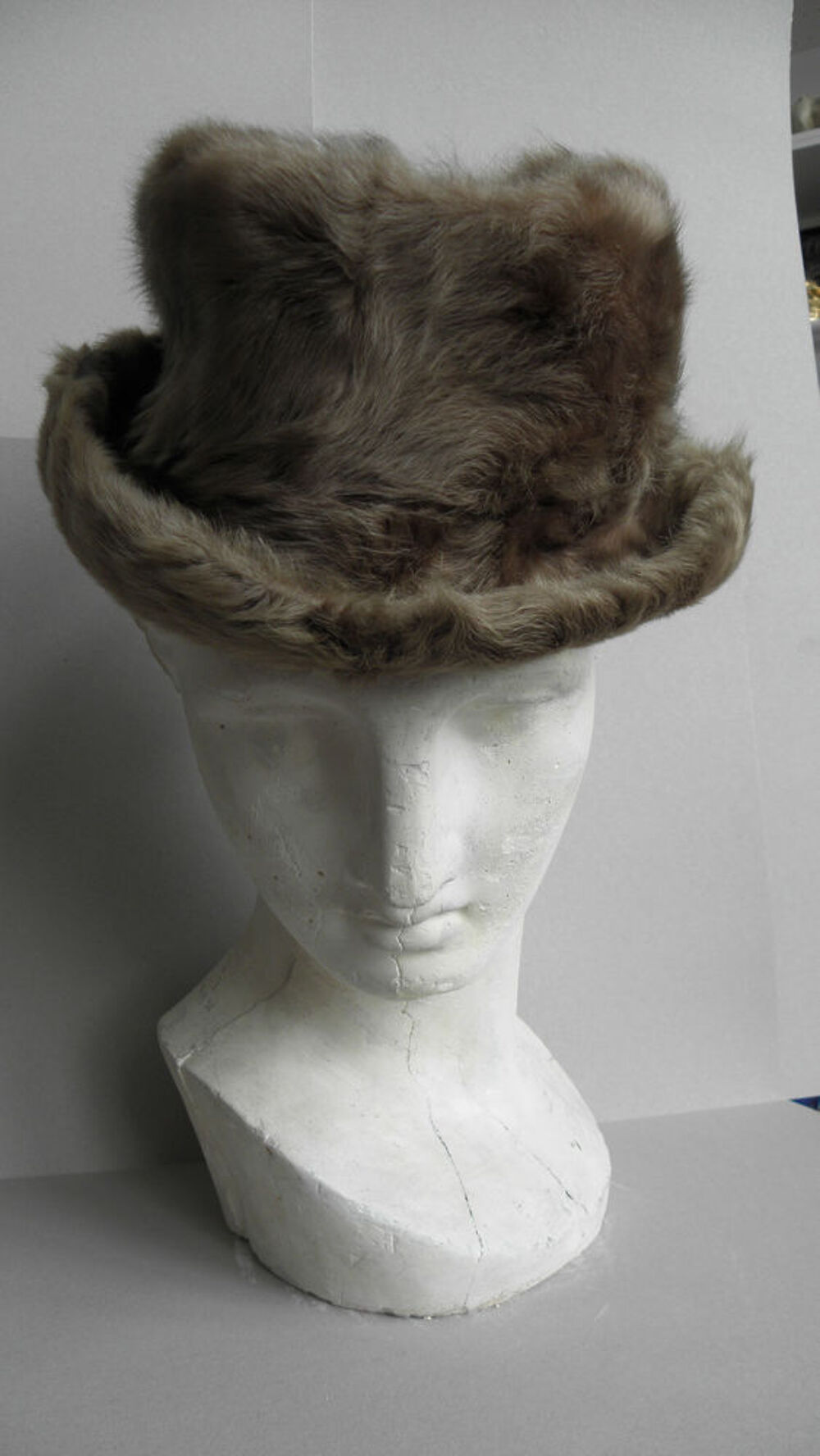 Chapeaux en fourrure v&eacute;ritable. Vêtements