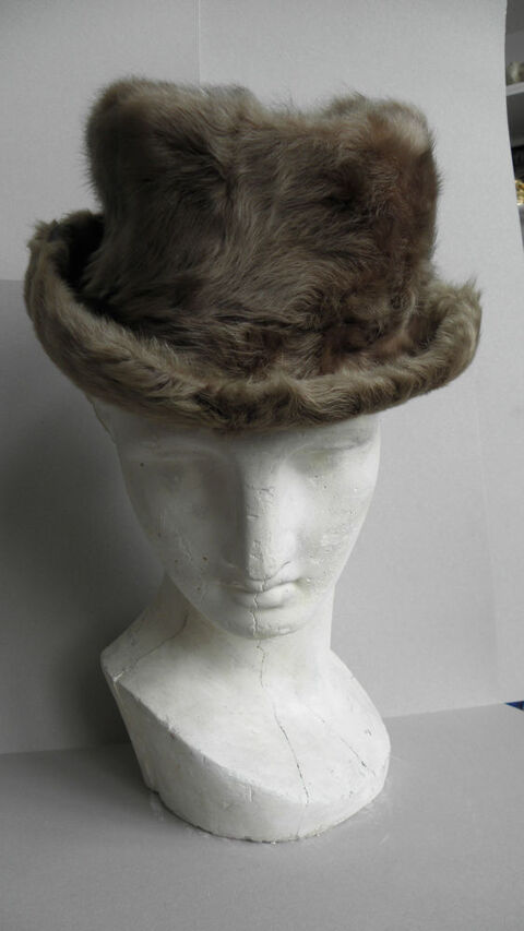 Chapeaux en fourrure véritable. 25 Paris 13 (75)