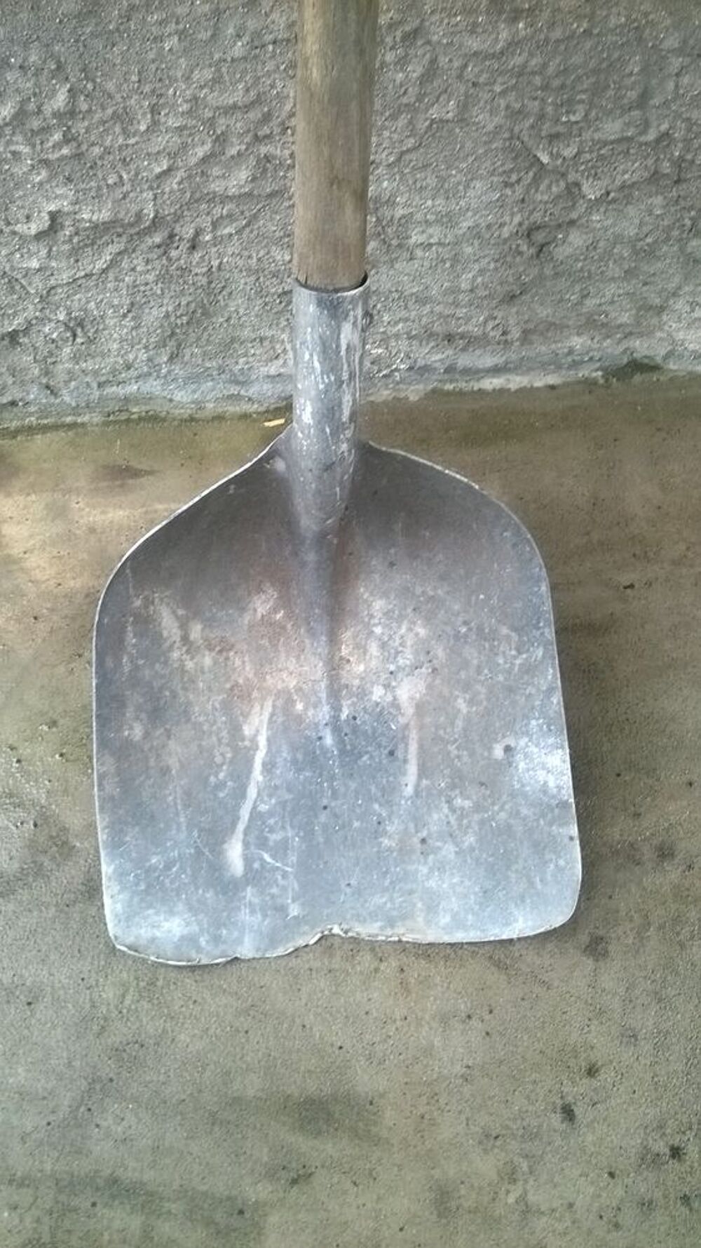 Ancienne pelle &agrave; charbon
Manche en bois et aluminium
Bricolage